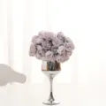 27-koppig paars zijden camelliaboeket in een zilveren metalen kelkvaas home decor - Rookpaars