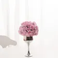 Elegant roze kunstmatig rozenboeket met 27 koppen in een zilveren kelkvaas. - Roze Paars