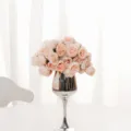 Elegante bouquet di rose e camelie artificiali a 27 teste in un vaso a calice d'argento - rosa carne