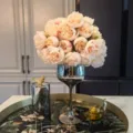 Elegantes 27-köpfiges künstliches Pfingstrosen-Bouquet in silberner Vase für luxuriöse Deko - 2 Bündel Pfingstrose Mit Silbernem Becher / 2 Bündel/Packung / Champagner