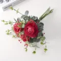Vista dettagliata di un bouquet artificiale di ranuncoli ed eucalipto per la casa - Fascio di Ranuncoli Rosso Scuro