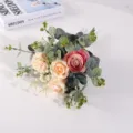 Bouquet di ranuncoli e rose artificiali con eucalipto per decorazioni matrimoniali - Fascio di Ranuncoli Rosa Arancio Morandi