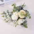 Elegante bouquet di fiori artificiali con rose bianche e foglie di eucalipto verdi. - Fascio di Rose Ranuncoli Bianchi Nordici