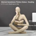 Escultura abstracta de pensador en resina efecto arenisca leyendo un libro decorativo - El pensador a la izquierda leyendo (Color arenisca)