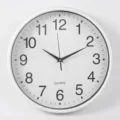 Horloge murale ronde à quartz de 12 pouces avec cadre blanc et chiffres noirs épurés - Style Blanc (6303)
