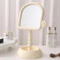Cremefarbener gewölbter Tisch-Make-up-Spiegel mit Aufbewahrungsbasis und Blumendetail - Milchiges Gelb