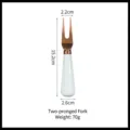 Petite fourchette à deux dents en acier inoxydable avec manche en céramique blanc - Brochette à deux dents / Or rose