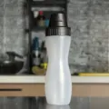 Botella de plástico PP blanco translúcido con tapa negra para salsas de cocina y ensalada - Agujero Único / 230ml / Negro