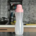Botella ergonómica de plástico PP para salsas con tapón rosa para aliños de cocina - Agujero Único / 230ml / Rosa