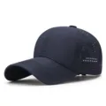 Atmungsaktive marineblaue Schnelltrocknende Baseballkappe mit Laserschnitt-Löchern - Marineblau