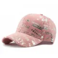 Berretto da baseball natalizio in peluche rosa con motivi argentati di Babbo Natale e fiocchi - Adatto per Circonferenza Testa 55-60cm (Regolabile) / Rosa