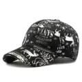 Cappellino natalizio in peluche nero con stampe argentate di Babbo Natale e renne. - Adatto per Circonferenza Testa 55-60cm (Regolabile) / Nero