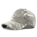 Elegante cappellino natalizio in peluche grigio con stampe argento di renne e neve. - Adatto per Circonferenza Testa 55-60cm (Regolabile) / Grigio