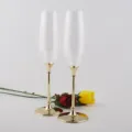 Set aus zwei eleganten Champagnerflöten mit goldenem Metallschaft für Hochzeiten - Farbkarton / Gold