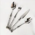 Detailansicht eines eleganten Edelstahl-Bestecksets mit kristallgefüllten Griffen - 4-teiliges Set / Silber Strass-Stil