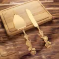 Elegantes Set aus goldfarbenem Tortenmesser und Tortenheber mit Rosenmustergriff - Rose Stil