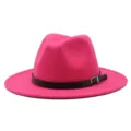 Elegante cappello fedora in feltro rosa acceso con fibbia a cintura nera per donna. - Rosso rosa