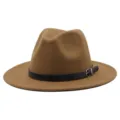 Elegante cappello fedora in finta lana cammello con un cinturino chic in pelle nera - Marrone chiaro