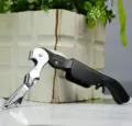 Detailopname van een professionele zwarte sommelier kurkentrekker op een tafel - Zwart