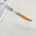 Edelstahl Steakgabel mit leuchtend orangenem Griff, hochwertiges Besteck für die Küche. - Orange