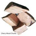 Detalle macro de trozos de madera de cerezo natural para ahumado y barbacoa de carne gourmet - Trozos de Madera de Cerezo / Paquete de 500g