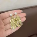 Dettaglio di orecchini a nappa con foglie dorate e perle bianche scintillanti. - Stile Foglia Nappina Perla (E3800) / Oro