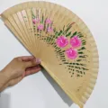 Squisito ventaglio pieghevole in bambù dipinto a mano con motivi floreali rosa per danza - 9 Pollici Naturale Pittura su Entrambi i Lati