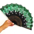 Detalle de abanico plegable negro con mariposas de purpurina verde y toques dorados - Flor Mariposa - Verde