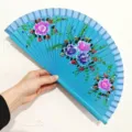 Ventaglio pieghevole in legno blu dipinto a mano con motivi floreali per spettacoli - 9 Pollici Celeste Pittura su Entrambi i Lati