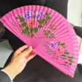 Ventaglio pieghevole in legno rosa dipinto a mano con motivi floreali per danza - 9 Pollici Rosso Rosa Pittura su Entrambi i Lati