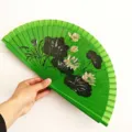 Ventaglio pieghevole in legno dipinto a mano verde con motivo a loto per danza - 9 Pollici Verde Pittura su Entrambi i Lati