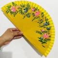 Elegante ventaglio pieghevole in legno giallo con motivi floreali dipinti a mano - 9 Pollici Giallo A Pittura su Entrambi i Lati