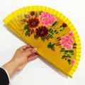 Ventaglio pieghevole in legno giallo dipinto a mano con fiori per danza e decoro - 9 Pollici Giallo B Pittura su Entrambi i Lati