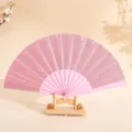 Abanico plegable de purpurina rosa de 7 pulgadas con varillas de plástico en soporte de madera - 7" / Rosa