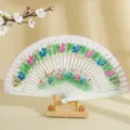 Elegante abanico español de madera pintado a mano con flores rosas y azules - Blanco