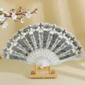 Elegante abanico español con estampado dorado y encaje sobre un soporte de madera - 23cm / Blanco