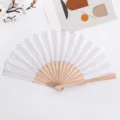 Eventail pliant en bois minimaliste avec tissu blanc et rayures rose clair, accessoire frais. - Blanc