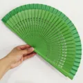 Abanico plegable de madera verde con calado para baile - Verde esmeralda