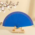 Elegante abanico plegable español de madera azul con diseño minimalista liso. - Azul marino