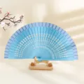 Abanico plegable tradicional de madera azul claro con elegante tallado calado para danza - Azul Lago