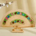 Abanico español de madera pintado a mano con motivos florales y calados artísticos - Natural