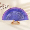 Eleganter lila Faltfächer im alten chinesischen Stil auf einem hochwertigen Holzständer. - Charmantes Lila