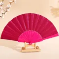 Ventaglio pieghevole glitterato magenta da 7 pollici con stecche in plastica rosa abbinate - 7" / Rosso rosa