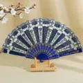 Elegante ventaglio spagnolo blu con stampa in oro e motivi floreali in pizzo su base - 23cm / Blu zaffiro