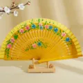 Elegante abanico español de madera pintado a mano en amarillo con flores y soporte - Amarillo