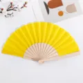 Ventaglio pieghevole giallo con stecche in legno, ventaglio in tessuto per decorazione - Giallo