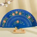 Abanico de madera azul pintado a mano estilo español con flores y calados de delfines - Azul zafiro