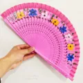 Abanico plegable español de madera rosa con pintura floral de colores y calados finos - Rosa fuerte