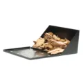 Detalle del ahumador triangular negro antiadherente con astillas de madera naturales - Caja Ahumadora Triangular Negra de Acero Inoxidable