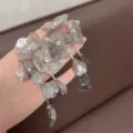 Dettaglio ravvicinato di orecchini a fiore in argento con nappe e zirconi brillanti - Stile Fiore Svuotato Argento Industria Pesante (E3885) / Argento
